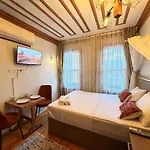 April Mansion Apartmanhotel 3*
