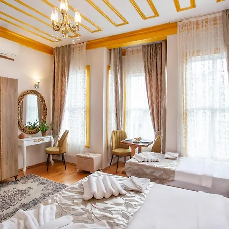 Aparthotel April Story 4*